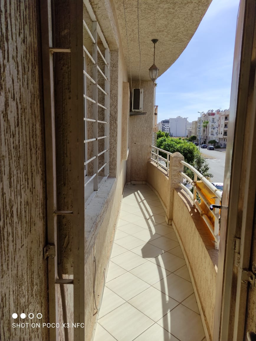 TINASS IMMO vous propose un appartement  à louer vide de 2 chambres avec balcon d'une sup de 93m² dans un quartier calme et sécurisé à Hay Al Houda AGADIR.