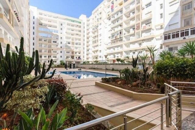 Bel appartement bien meublé de 113m² 2 chambres avec terrasse, situé dans une résidence sécurisée avec piscine à Islane Agadir