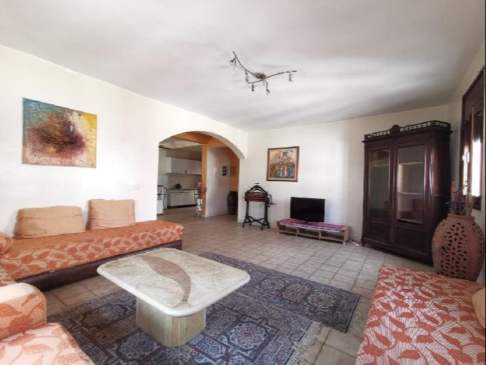 A louer un spacieux appartement meublé de 2 chambres d'une sup de 160 m²  au 2 ème étage dans une résidence calme, sécurisée et avec ascenseur  à Hay Dakhla Agadir;