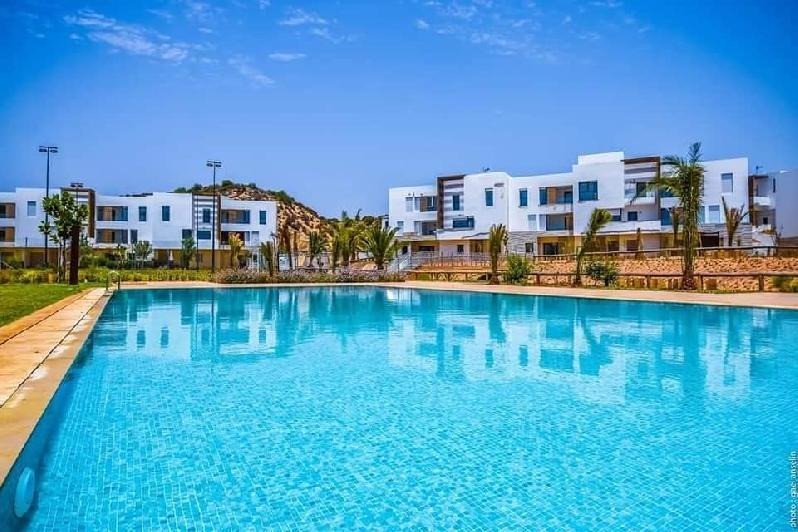 Bel Appartement bien meublé de 2 chambres avec vue sur la mer situé dans une résidence avec des espaces verts , terrain de foot et piscine collective à Taghazout Bay - Agadir