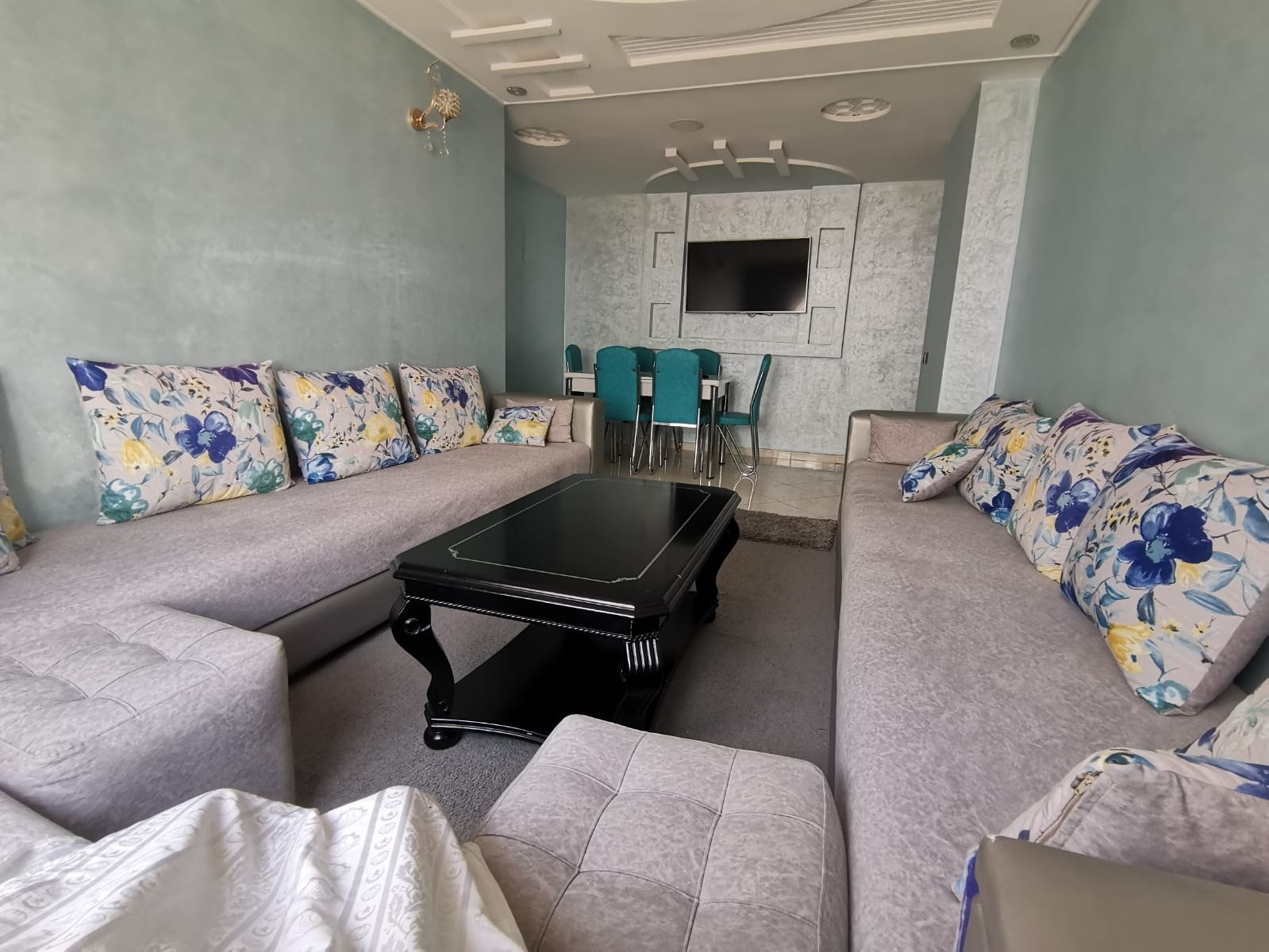 A louer meublé neuf joli appartement entièrement rénové, situé au quartier Hay Mohammadi