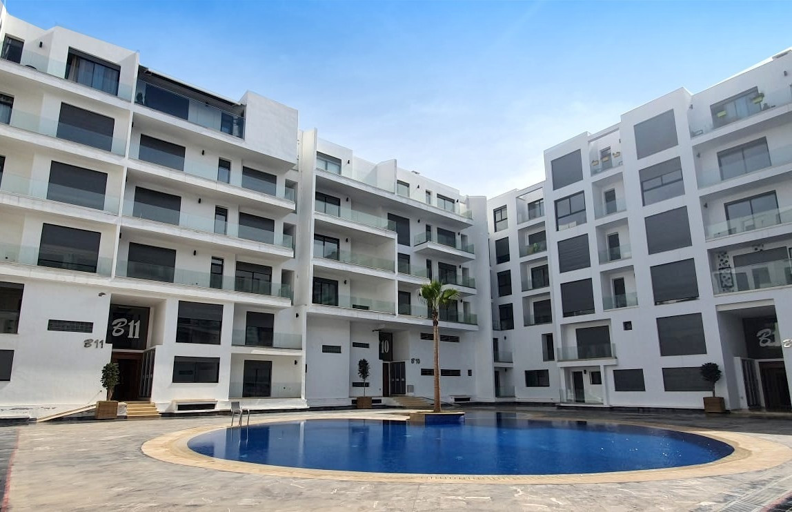 Appartement à louer vide de 2ch avec balcon, résidence sécurisée avec piscine et salle de sport à Founty