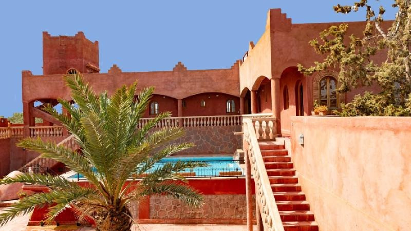 Très jolie villa de campagne de 5 chambres style riad sur 5000m² de terrain avec beau jardin, piscine privative et une vue imprenable sur Atlas située à 22km sur la route d'Ourika