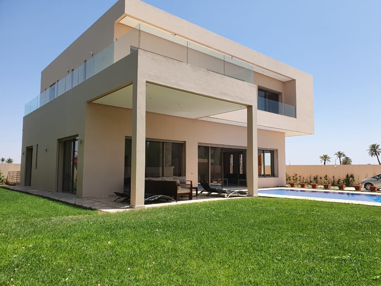 Villa style moderne à louer en LLD, située à proximité immédiate du golf d'AMELKIS du golf Royal et du golf MAADEN avec vue sur les montagnes de L'atlas à 10 km du centre ville de Marrakech.