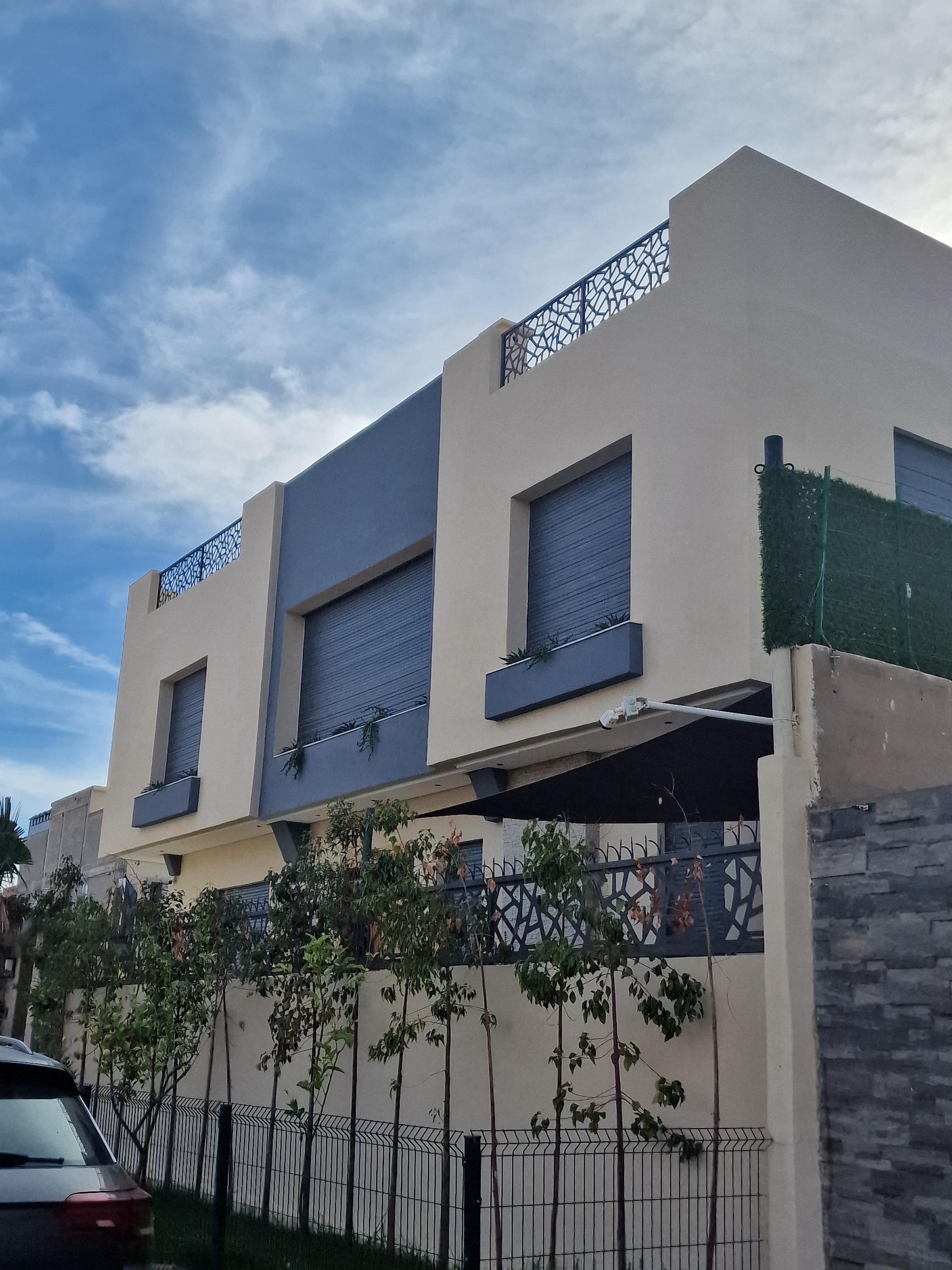 Villa très bien finie construite avec des matériaux de très gaut de gamme. 564m² habitable sur 400m² de terrain.